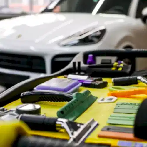oklejka-v-glyancevyj-poliuretan-kseralik-porsche-cayenne-1