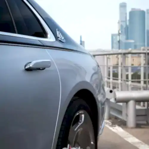 limitirovannyj-avtomobil-mercedes-maybach-serii-edition-100-23
